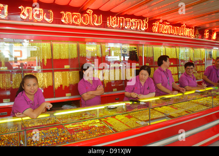 Bangkok Thailandia,Thai,Samphanthawong,Chinatown,Yaowarat Road,scambio d'oro,negozio,gioielleria,gioielli,catene,vendita,insegna al neon,uomo asiatico maschio,donna Foto Stock