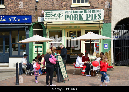 Eleys di Ironbridge pasticci di carne di maiale shop, Tontine Hill, Ironbridge, Ironbridge Gorge, Shropshire, England, Regno Unito Foto Stock