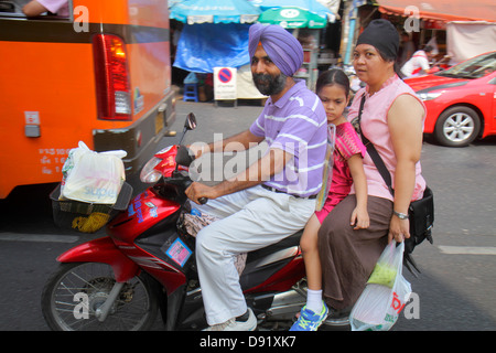 Bangkok Thailandia, Thai, Samphanthawong, Chinatown, Yaowarat Road, traffico, autobus, pullman, moto, scooter a motore, asiatici immigrati etnici asiatici Foto Stock