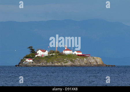 Faro di Chrome Island all'uscita della punta meridionale di Denman Island, British Columbia, Canada Foto Stock