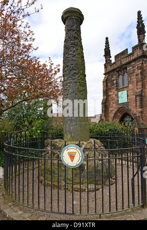 Xix secolo l'albero trasversale nella chiesa di St Peter giardini, Wolverhampton, West Midlands, England, Regno Unito Foto Stock