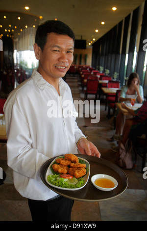 Thailandia,Thai,Bangkok,Samphanthawong,Chinatown,Grand China,hotel,ristorante ristoranti ristorazione cafe cafe', interno, uomo asiatico maschio, attendere Foto Stock