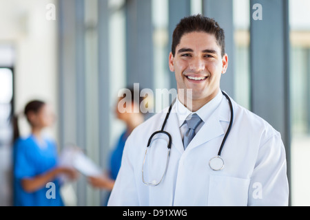 Maschio felice medico ritratto in ospedale Foto Stock