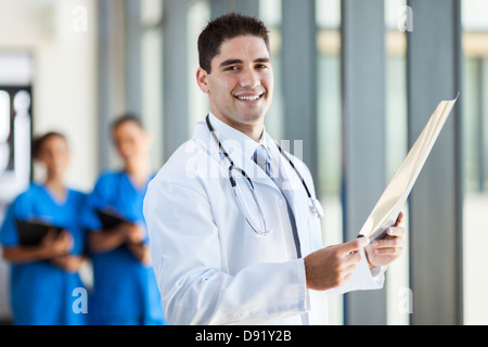 Moderno medico paziente tenendo la pellicola a raggi x Foto Stock