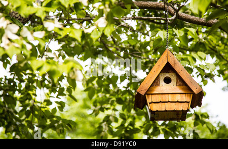 Hand crafted birdhouse in a manicured garden. North Carolina Foto Stock