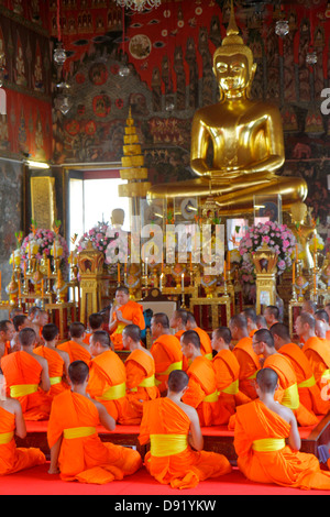 Bangkok Thailandia, Thai, Pom Prap Sattru Phai, Wat Saket Ratcha Wora Maha Wihan, tempio buddista, santuario, interno, oro, Buddha, uomo asiatico maschio, monaco Foto Stock