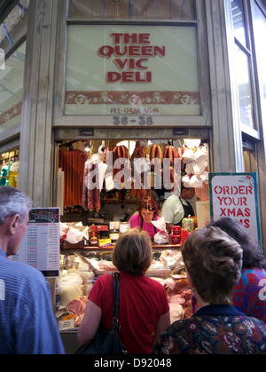 Il Queen Vic Deli, vecchio famoso delicatessen in mercati di Queen Victoria, Melbourne, Victoria, Australia. N. PR o MR Foto Stock