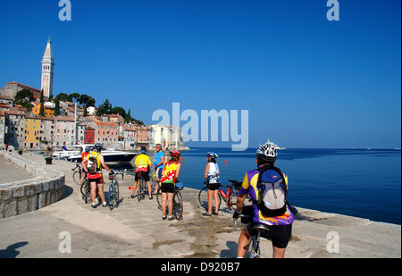 Turisti in bicicletta a Rovigno, Istria, Croazia, Mare Adriatico, Mare Mediterraneo. No signor Foto Stock