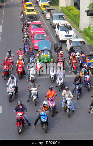 Thailandia, Thai, Bangkok, Pathum WAN, Phaya Thai Road, traffico, taxi, taxi, taxi, taxi, moto, scooter a motore, autobus, risciò auto, tuk-tuk, sam-lor, Skywalk, vi Foto Stock