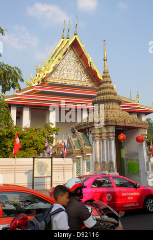 Bangkok Thailandia, Thai, Phra Nakhon, Maha Rat Road, Wat Pho, Phra Chetuphon, tempio buddista, taxi taxi, scooter scooter scooter a motore, ragazzi ragazzo Lad Lad ragazzi ragazzi maschio bambini Foto Stock