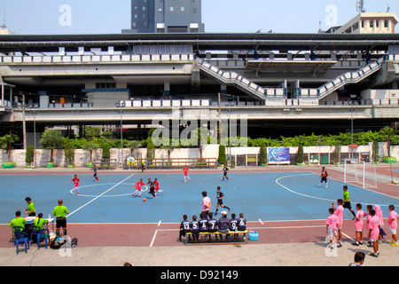 Thailandia, Thai, Bangkok, Pathum WAN, Rama 1 Road, Stazione Stadio Nazionale, sistema di trasporto di massa di Bangkok, BTS Skytrain, calcio footbal futbol, ragazzi asiatici ma Foto Stock