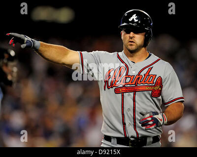 Los Angeles, Stati Uniti d'America. 8 Giugno, 2013. Atlanta Braves secondo baseman Dan Uggla #26 punti come egli attraversa home dopo aver colpito un home run nella quinta inning durante il Major League Baseball gioco tra i Los Angeles Dodgers e Atlanta Braves presso il Dodger Stadium..Louis Lopez/CSM/Alamy Live News Foto Stock