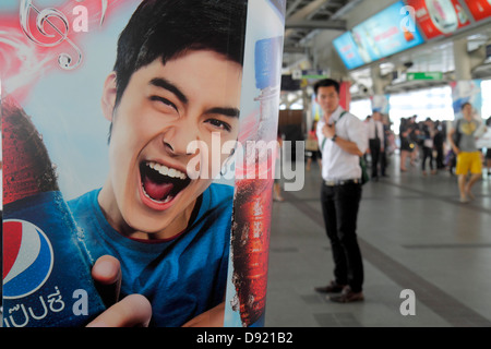 Bangkok Thailandia, Thai, Pathum WAN, Rama 1 Road, National Stadium Station, Bangkok Mass Transit System, BTS Skytrain, trasporti pubblici, piattaforma, passenge Foto Stock