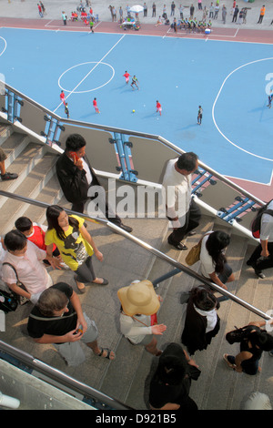 Bangkok Thailandia,Thai,Pathum WAN,Rama 1 Road,Stazione Stadio Nazionale,sistema di trasporto di massa di Bangkok,BTS Skytrain,trasporto pubblico,Passeng passeggeri Foto Stock