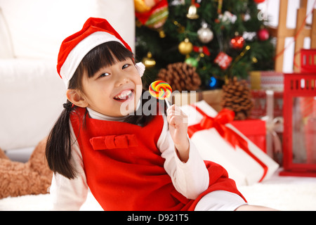 Ragazza di mangiare lecca-lecca Foto Stock