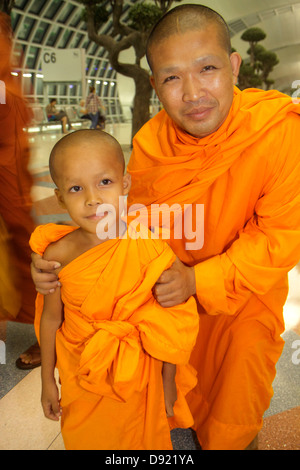 Bangkok Thailandia, Thai, Suvarnabhumi International Airport, BKK, terminal, gate, buddista, asiatici asiatici immigrati etnici minoranza, adulti uomo Foto Stock