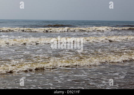 Close up del surf su una spiaggia in Devon England Foto Stock