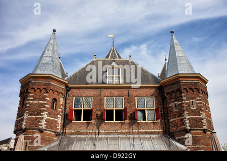 Close-up nel xv secolo Waag (St Antoniespoort, Saint Anthony's Gate) gatehouse in Amsterdam, Paesi Bassi. Foto Stock