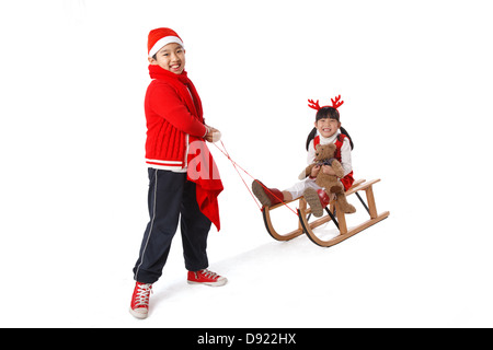 Ragazzo Ragazza tira su sled Foto Stock