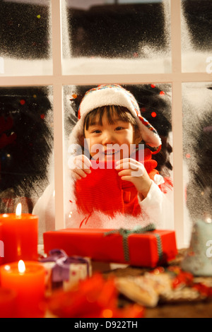 Ragazza con un regalo di Natale Foto Stock