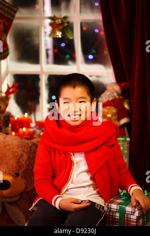 Ragazzo per celebrare il Natale Foto Stock