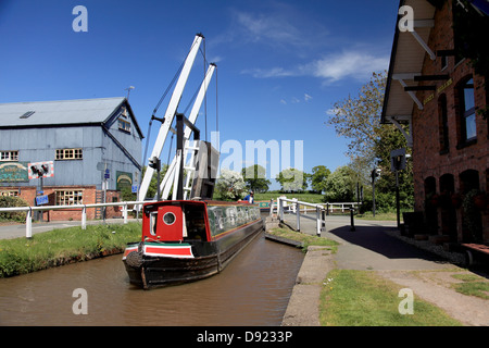 Un Alvechurch narrowboat passando sotto Wrenbury ponte di sollevamento sul canale di Llangollen Foto Stock