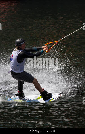 Liverpool, Regno Unito 8 Giugno, 2013. Matt Crowhurst, 31 padrino di scia imbarco presso la Red Bull Harbour raggiungere 2013, un evento inaugurale in cui le navi, un Shanty Festival, regate, wakeboard e storico canal barche di tutti i partecipanti in un Mersey River Festival di Albert Dock. Credito: Cernan Elias/Alamy Live News Foto Stock