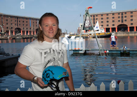 Liverpool, Regno Unito 8 Giugno, 2013. Luis Flloyd, 21 alla Red Bull Harbour raggiungere 2013, un evento inaugurale in cui le navi, un Shanty Festival, regate, wakeboard e storico canal barche di tutti i partecipanti in un Mersey River Festival di Albert Dock. Credito: Cernan Elias/Alamy Live News Foto Stock