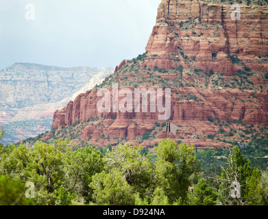 Una vista in lontananza la Cappella della Santa Croce, costruita sulle Red Rocks di Sedona, in Arizona. Foto Stock