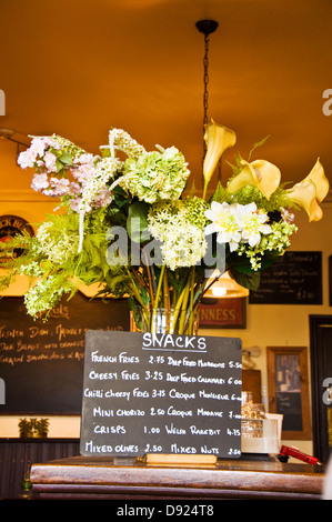 Il Crown public house interior menu di spuntini per firmare e vaso di fiori su Bathford Hill in Bathford Somerset Foto Stock