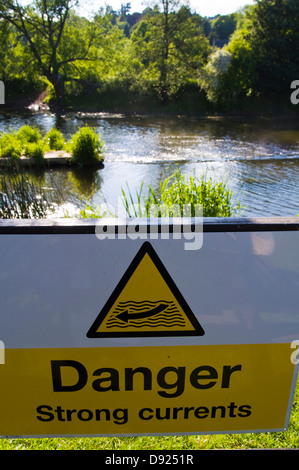 Pericolo forti correnti segnale di avvertimento sulle rive del fiume Avon a Bathampton in Somerset Foto Stock