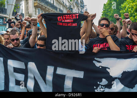 Parigi Francia. La Folla di estrema sinistra francese Teens, dimostrazione in memoria di assassinato di sinistra militante, Clemente Méric. Foto Stock