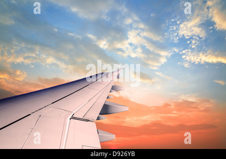 Guardare fuori dalla finestra del velivolo, parafango Foto Stock