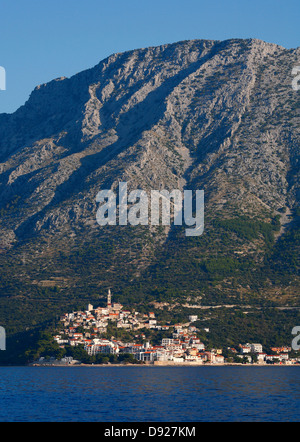 Igrane città sotto il monte Biokovo in Croazia Makarska Riviera Foto Stock