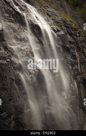 Gravdefossen cascate in estate, Romsdalen valley, Rauma kommune, Møre og Romsdal fylke, Norvegia. Foto Stock