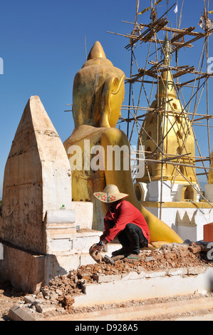 Restauro della statua di Buddha a Thaung Tho Pagoda Kyaung, Lago Inle, Stato Shan, Myanmar Foto Stock