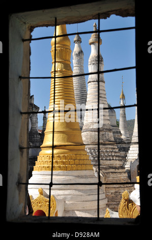 Stupa di Thaung Tho Pagoda Kyaung dietro la finestra sbarrata, Lago Inle, Stato Shan, Myanmar Foto Stock