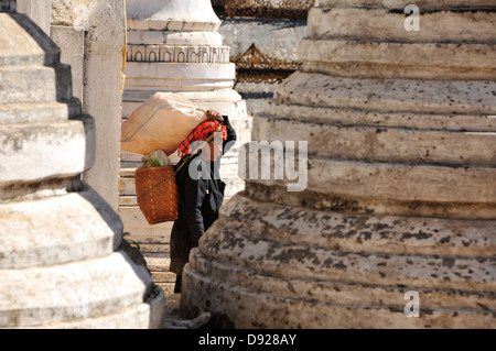 Pa-O donna di ritorno dal mercato tra gli stupa di Thaung Tho Pagoda Kyaung, Lago Inle, Stato Shan, Myanmar Foto Stock