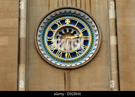 Norwich Cathedral, orologio sulla parete del transetto sud, Norfolk, Inghilterra, Regno Unito Inglese orologi pubblici Foto Stock