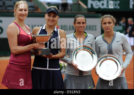 Parigi, Francia. Il 9 giugno 2013. Elena Vesnina della Russia e Ekaterina Makarova della Russia e Roberta Vinci e Sara ERRANI tenere i loro trofei dopo la partita a doppio femminile finale del francese si apre da Roland Garros. Credit: Azione Plus immagini di sport/Alamy Live News Foto Stock