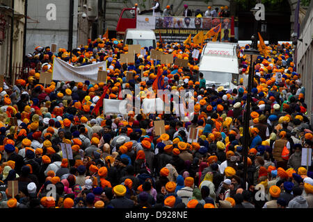 Londra REGNO UNITO. Il 9 giugno 2013. Migliaia di Sikh marzo a Londra per la giustizia e la libertà di chiedere una fine al diritto umano ingiustizie da parte del governo indiano e per ricordare le vittime di Amritsar durante il 1984 anti-sommosse Sikh, in risposta all'assassinio di Indira Gandhi da guardie del corpo Sikh Credito: amer ghazzal/Alamy Live News Foto Stock