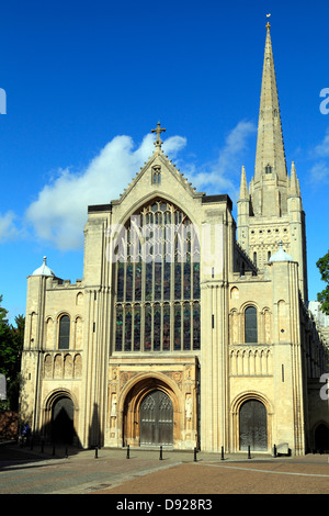 Norwich Cathedral, fronte ovest e la guglia, inglese cattedrali medievali, Norfolk, Inghilterra, Regno Unito Foto Stock