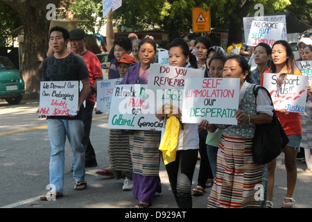 Tibetani rally contro l'occupazione cinese del Tibet a New Delhi, in India. Foto Stock