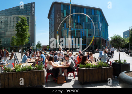 Persone pasti al fresco in estate il sole a Jamie Oliver ristorante italiano da John Lewis & Biblioteca centro di Cardiff Wales UK KATHY DEWITT Foto Stock