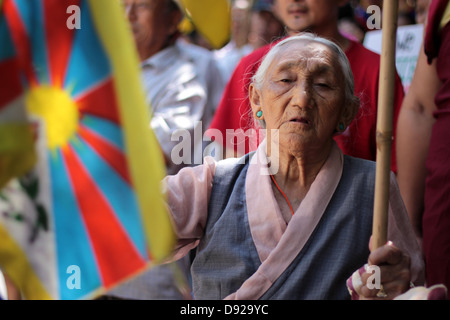 Una donna tibetana proteste in New Delhi, India, contro il occupation cinese del Tibet. Foto Stock