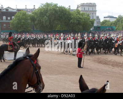 Il colonnello della revisione di Trooping il colore alla sfilata delle Guardie a Cavallo in Londra, Regno Unito Foto Stock