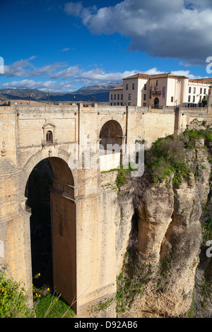 Vista di edifici in città nuova dall altro lato del xviii secolo ponte sopra il 300 ft Tajo Gorge in Ronda Spagna Foto Stock