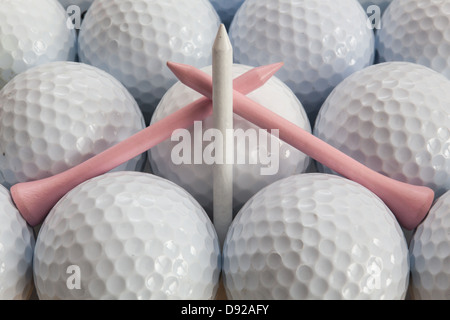 White palline da golf e diversi tees Foto Stock