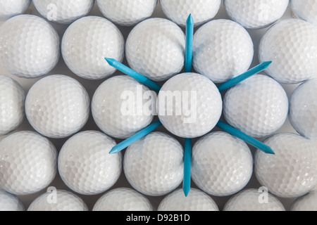 White palline da golf e diversi tees Foto Stock