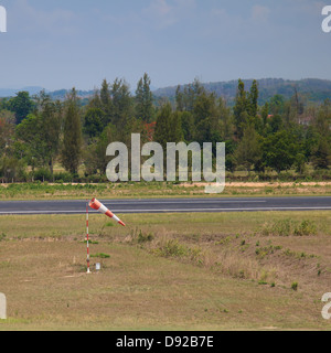 Arancio-striscia bianca calza del vento in aeroporto Foto Stock